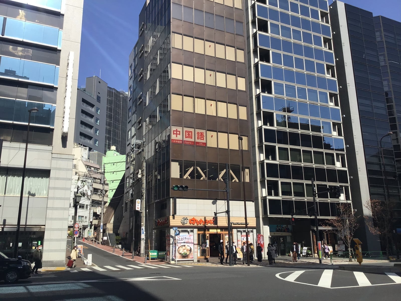 渋谷駅「C1」もしくは新南口から徒歩3分です。渋谷スクランブルスクエアから地下道を進んでください。 渋谷ストリーム向かい、渋谷警察署から明治通りを恵比寿方面へ約100m進んだところにあります。 目印は「はなまるうどん」のビル！階段かエレベーターで3階へお進みください。